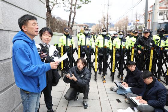 "휘발유 들고 오려다 참았다" 개도살장서 경찰관 위협한 케어대표